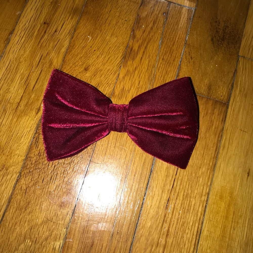 Red velvet Claire’s clip in bow